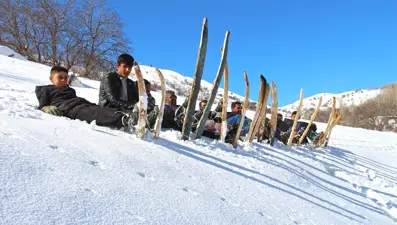 Burası Hakkari! Tahta kayaklarıyla profesyonel kayakçılara taş çıkartıyorlar