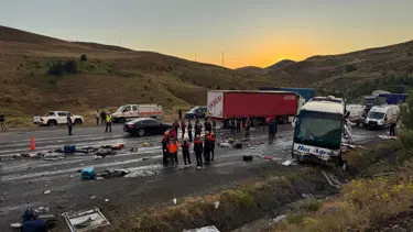 Sivas'ta yolcu otobüsü devrildi: 4 kişi öldü, 40 kişi yaralandı