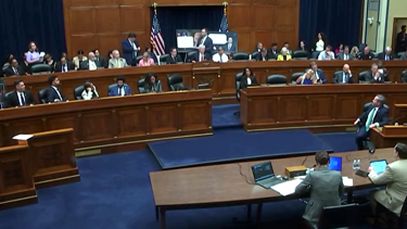 ABD meclisinde takma kirpik tartışması