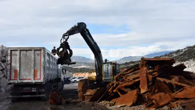 Antalya'da 10 yıldır yatan kuru yük gemisinde enkaz kaldırma çalışmaları sürüyor