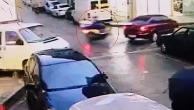 Ters yönden çıkan otomobile çarpmamak için kaza yaptı: O anlar kamerada