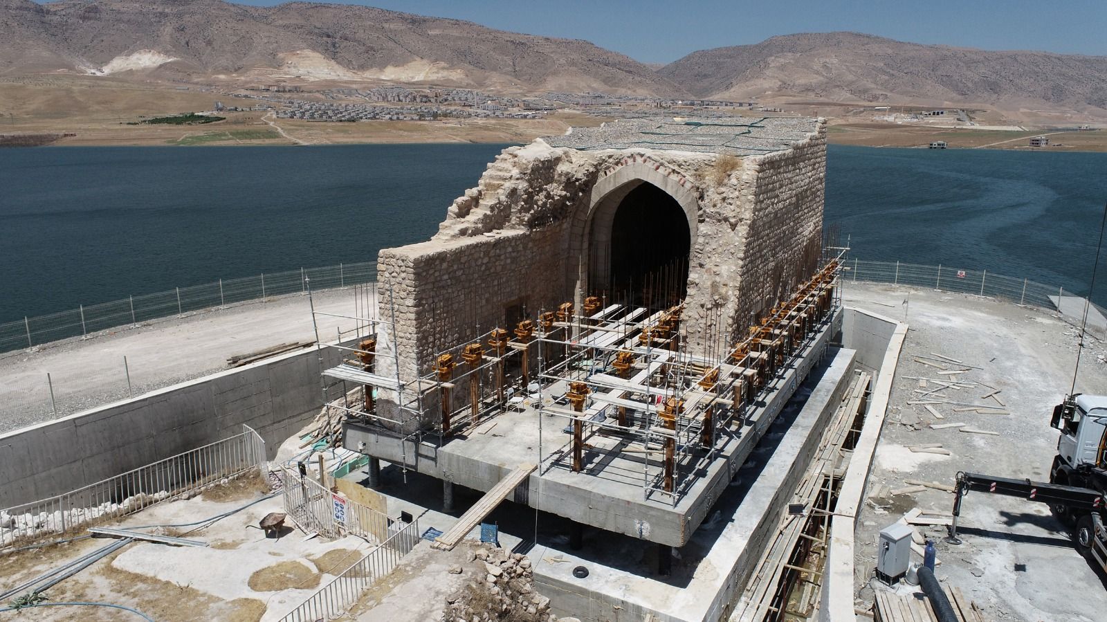 Hasankeyf'in sembolü Küçük Saray'da yükseltme çalışması