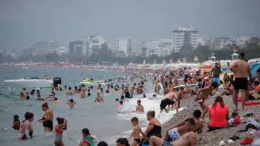 Sıcaklık 33 dereceye çıktı: Konyaaltı Sahil doldu taştı