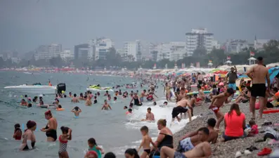 Sıcaklık 33 dereceye çıktı: Konyaaltı Sahil doldu taştı