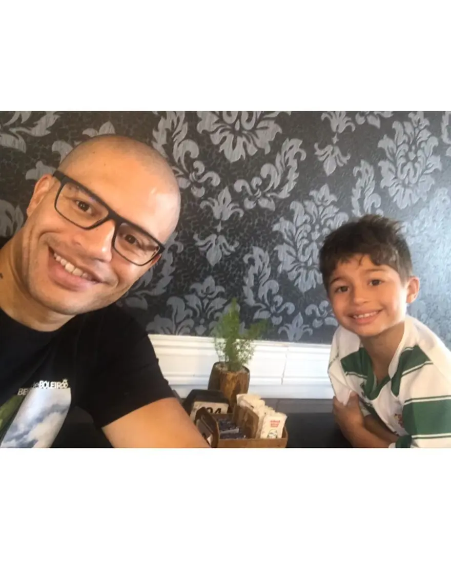 Alex de Souza ve oğlu Felipe'nin benzerliği (İkiz gibi görünen ünlü babalar ve oğulları) 1