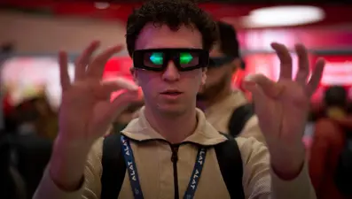 Geleceğin modası: Akıllı küpe ve kolyeler yolda