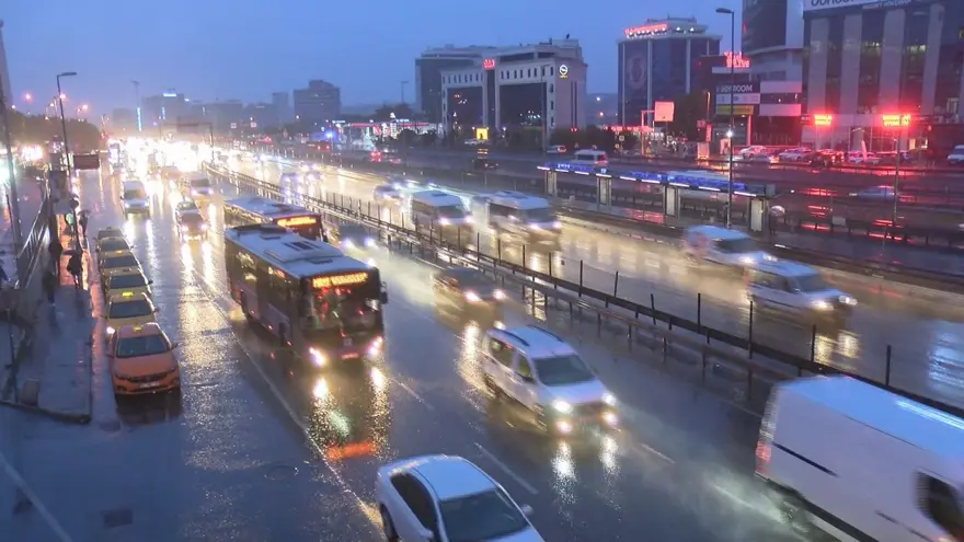 Hava durumu: İstanbul güne yağmurla başladı 2