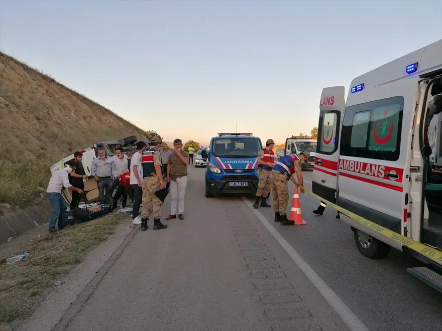 Tokat'ta yolcu minibüsü devrildi: 16 yaralı 10 Tokat'ta yolcu minibüsü devrildi: 16 yaralı 10