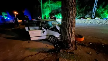 Alanya'da ağaca çarpan otomobildeki 1 kişi öldü, 3 kişi yaralandı