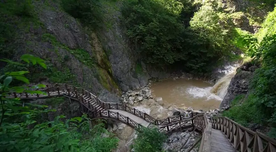 Turistlerin gözdesi Mavi Göl'ün son hali içler acısı 3
