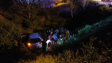 Otomobil dere yatağına uçtu: 3'ü ağır 5 yaralı