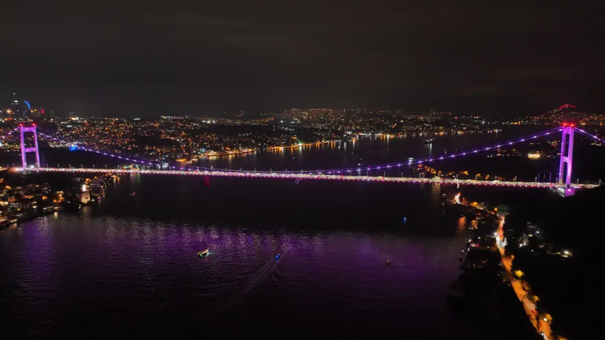 İstanbul'da köprüler meme kanseri için pembe renkle aydınlatıldı İstanbul'da köprüler meme kanseri için pembe renkle aydınlatıldı