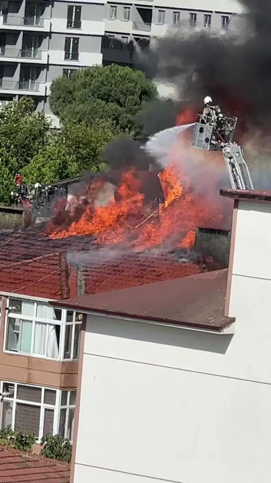 Tuzla'da tadilat sırasında yangın çıktı: 4 binanın çatısı alev alev yandı 5