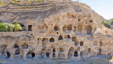 Sivas'ın 4 bin yıllık Hititler dönemi 'apartman mağaraları' ilgi çekiyor