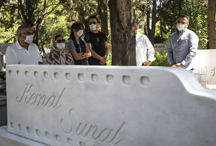 Ali Sunal: Sana olan özlemimi kelimelerle anlatamam (Kemal Sunal kabri başında anıldı) 