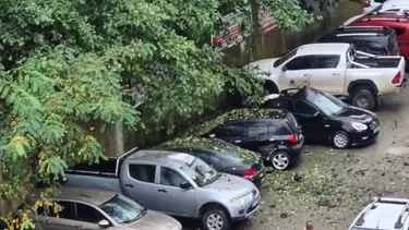 Artvin'de heyelan: Kayaların isabet ettiği 7 araçta hasar