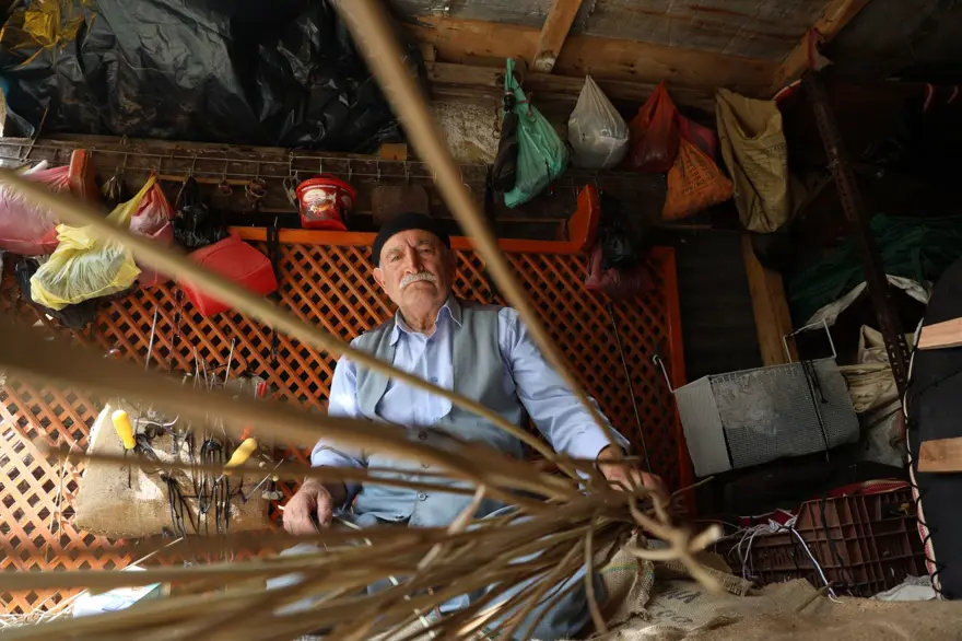 Unutulmaya yüz tutmuştu: 77 yaşındaki usta semerciliği makinayla sürdürüyor Unutulmaya yüz tutmuştu: 77 yaşındaki usta semerciliği makinayla sürdürüyor