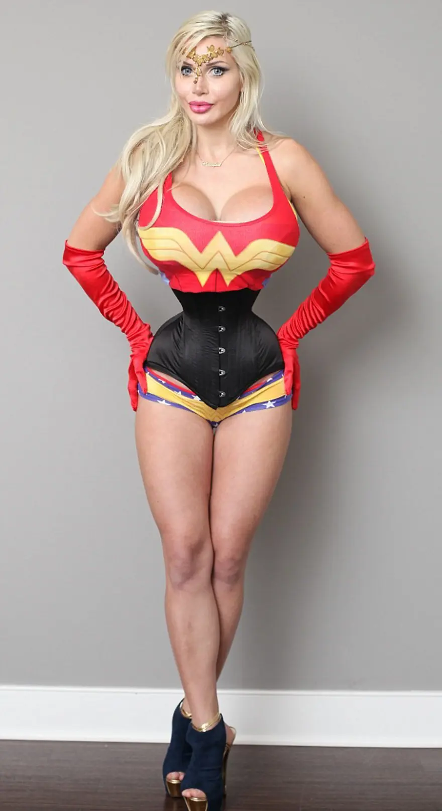 Wonder Woman’a benzemek için altı kaburgasını aldıran Pixee Fox'un son hali 6 Wonder Woman’a benzemek için altı kaburgasını aldıran Pixee Fox'un son hali 6