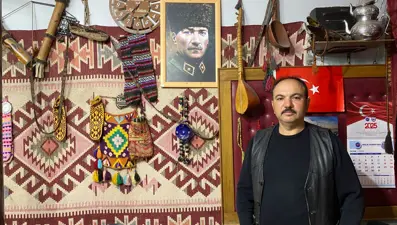 Bu odada telefon kullanmak yasak: Antika merakını muhtarlık ofisine taşıdı