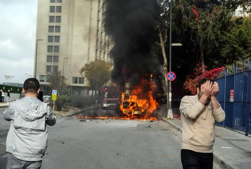 İstanbul’da kamyonetalev topuna döndü, sahibi sinir krizi geçirdi 2