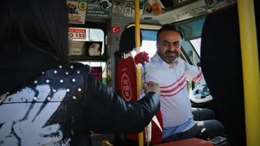 Kadın yolcuları karanfille karşılayarak ücretsiz götürdü