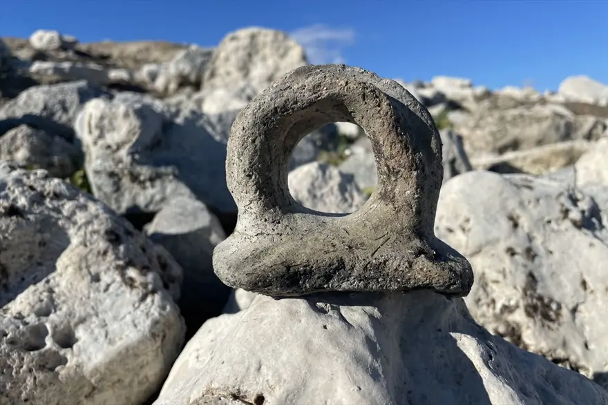 Keban Baraj Gölü'nde suyun çekilmesiyle tarihi höyükler de gün yüzüne çıktı 3
