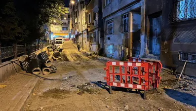 Bayrampaşa'da altyapı çalışması yapılan sokakta rögar kapağı patladı