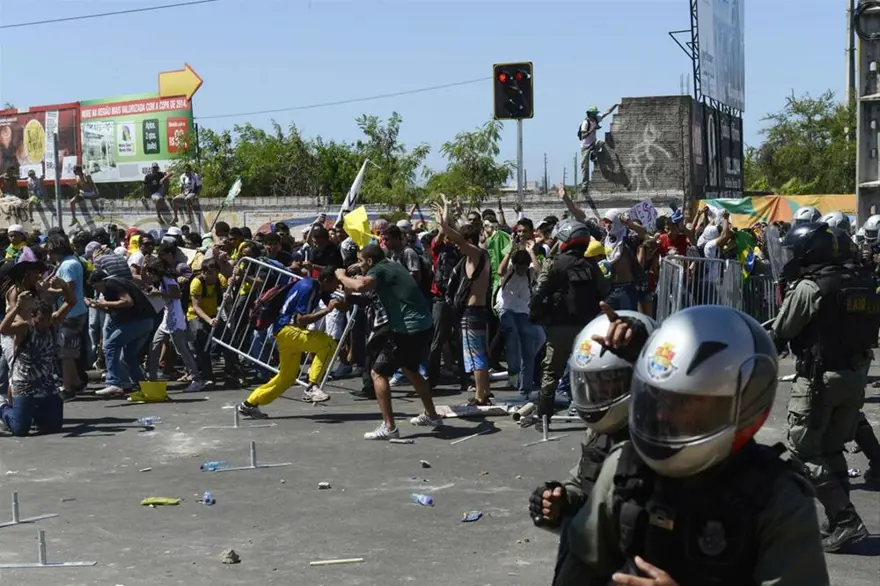 Dışarıda protesto, içeride kutlama 33