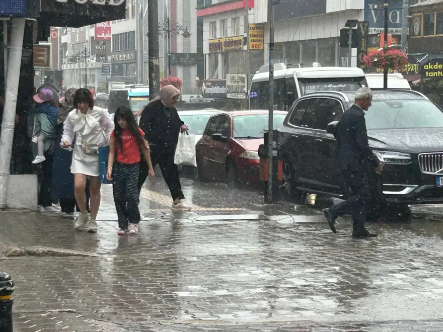 Sağanak yağış aniden bastırdı: Cadde ve sokaklar göle döndü 1 Sağanak yağış aniden bastırdı: Cadde ve sokaklar göle döndü 1