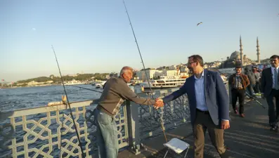 Bakan Kasapoğlu Galata Köprüsü'nde balık tuttu