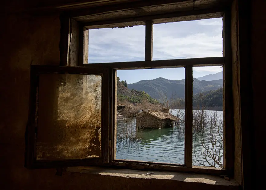 Baraj suları çekilince taş evler gün yüzüne çıktı 7
