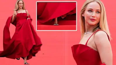 Jennifer Lawrence Cannes Film Festivali kırmızı halısındaki "ilginç" ayakkabı seçimiyle çok konuşuldu