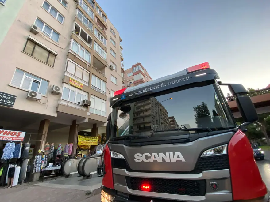 Apartman çatısında mangal keyfi itfaiyeyi alarma geçirdi 2 Apartman çatısında mangal keyfi itfaiyeyi alarma geçirdi 2