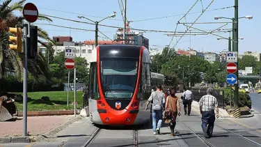 Zeytinburnu'da tramvay raydan çıktı