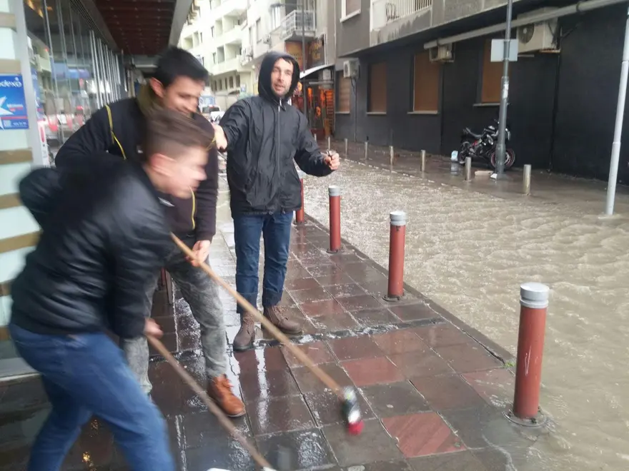 İzmir'de fırtına: Deniz taştı, işyerlerini su bastı 4