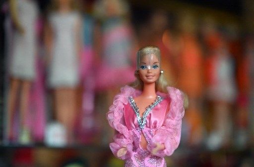 "Doktor Barbie'ler" topuklu ayakkabı giymemeli ve saçları salık olmamalı