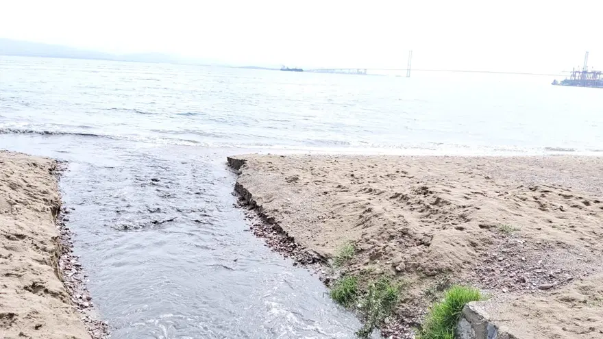 Kömür tozları yağmurla dereye aktı, İzmit Körfezi karardı 8