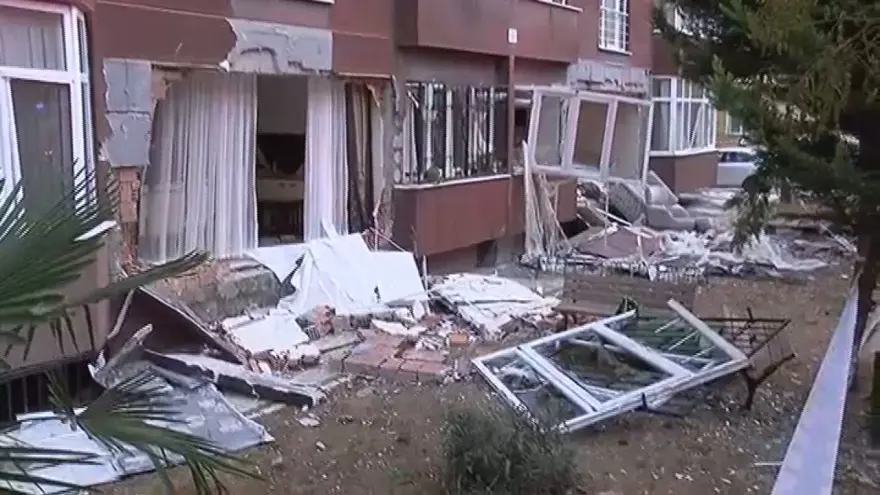 İstanbul'da 14 katlı binada patlama: 1 can kaybı, 3 yaralı 4
