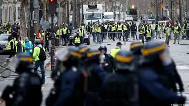 Macron'un sarı yelekliler için aldığı kararlara onay