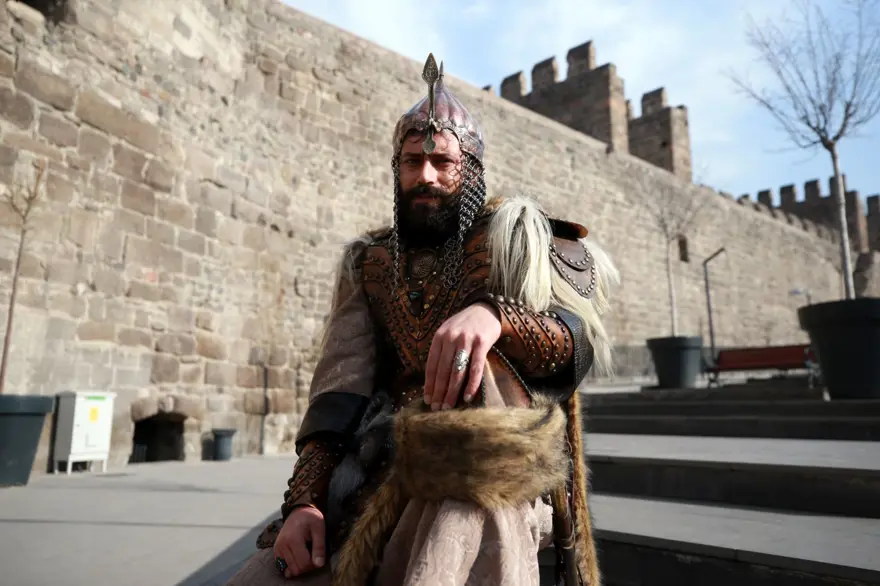 Giydiği kıyafeti çizme, yüzük, kılıç kınıyla tamamlıyor: 33 yaşındaki Gezer alp kıyafetliyle ilgi çekiyor 17