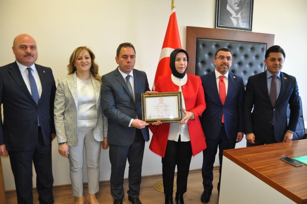 Kars Belediye Başkanı Ötüken Senger mazbatasını aldı