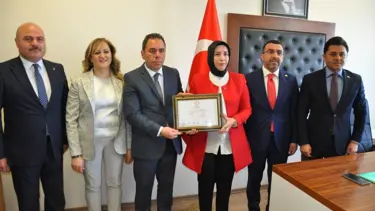 Kars Belediye Başkanı Ötüken Senger mazbatasını aldı