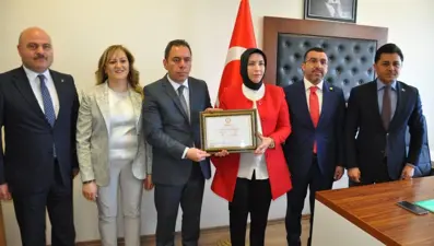 Kars Belediye Başkanı Ötüken Senger mazbatasını aldı