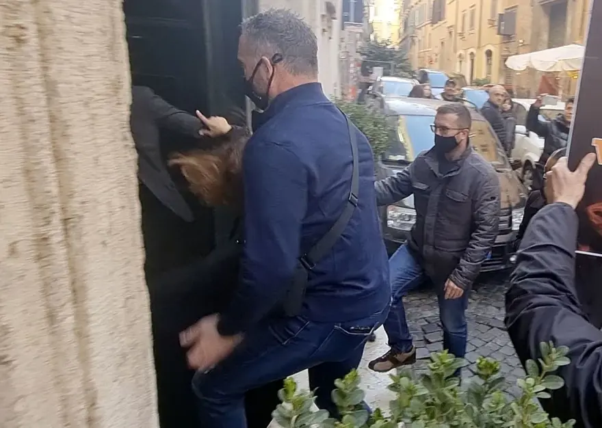 Zendaya paparazzilerden kaçarken yere düştü 10