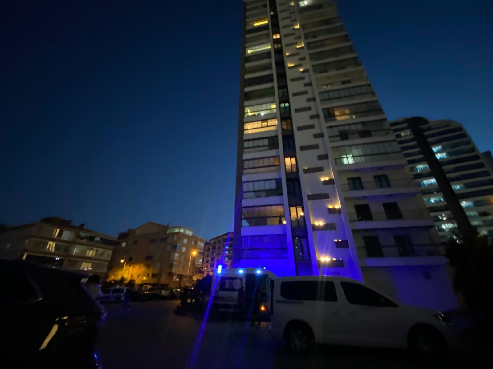Eşini çocuklarının önünde katletti