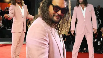 Jason Momoa stiliyle Venedik'e damga vurdu: Pembe terlikleri dikkat çekti