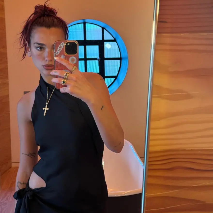 Dua Lipa evleniyor! Ünlü şarkıcı, Callum Turner ile nişanlandı 8