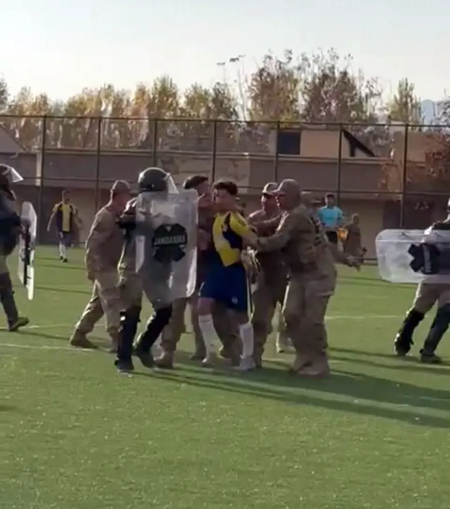 Bitiş düdüğü çaldı saha karıştı: Hakem ve rakip oyunculara saldırıya jandarma müdahale etti 4