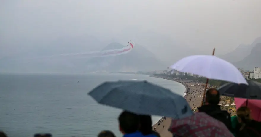 TürkYıldızları’ndan Antalya’da Ata’ya saygı uçuşu 