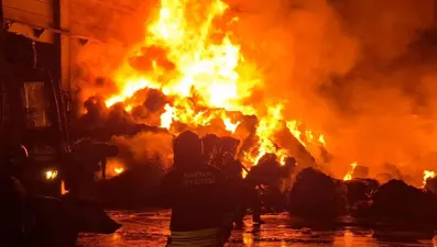 Geri dönüşüm fabrikasında büyük yangın